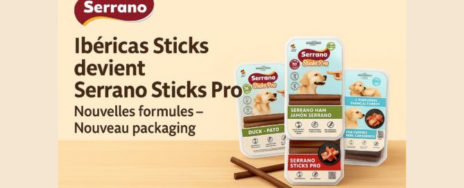 Visuel promotionnel horizontal présentant la transition Ibéricas Sticks vers Serrano Sticks Pro avec le logo Serrano, le texte "Ibéricas Sticks devient Serrano Sticks Pro – Nouvelles formules – Nouveau packaging" et trois sachets de friandises pour chiens alignés sur fond beige.