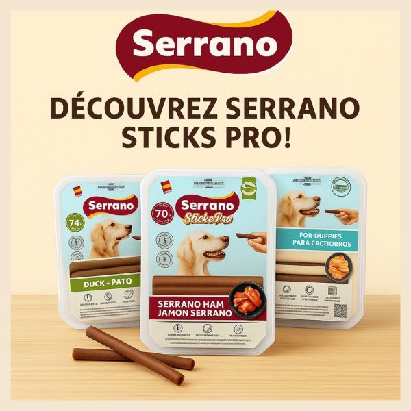 Visuel promotionnel carré présentant trois sachets de friandises pour chiens Serrano Sticks Pro (canard, jambon serrano et chiot) sur fond beige avec le logo Serrano et le texte "Découvrez Serrano Sticks Pro !"